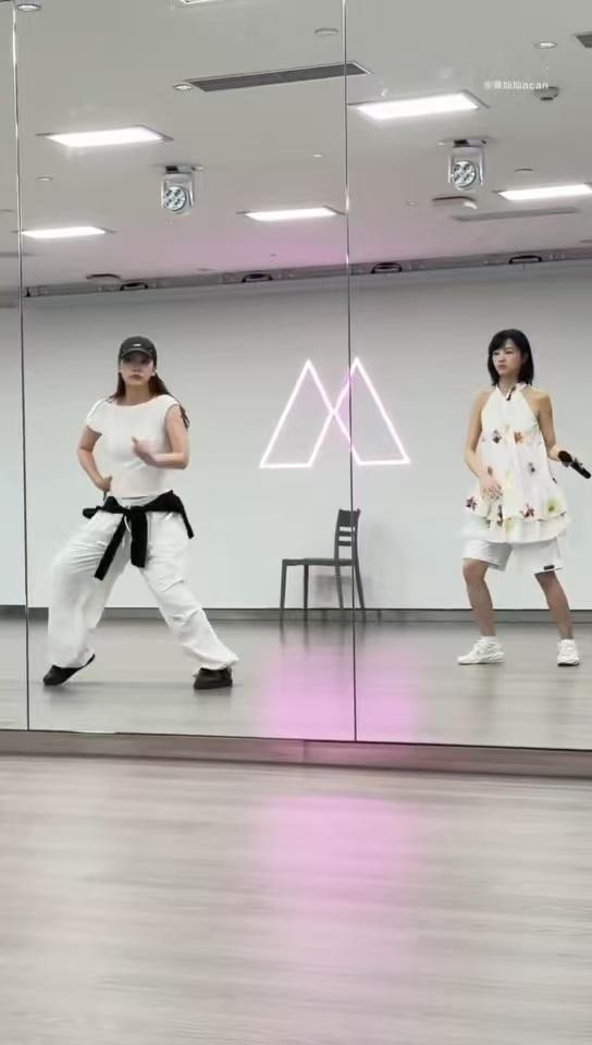 黄灿灿新歌录制vlog 前奏响起来的0.5秒内，黄灿灿完成了“识别歌曲-唤醒记忆
