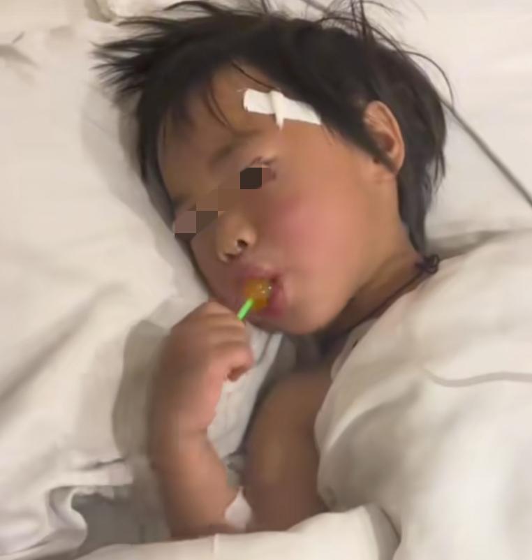 建平黑水被万人寻找回来的小丁一，家属在医院发视频向大家报平安！
她吃着棒棒糖，向