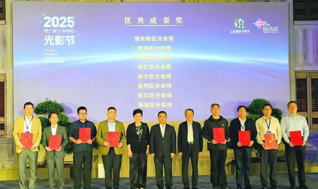 ​​
《夜来香留声》
上海荟聚五楼平台，曾带动餐厅“一痕月”人气飙升的光影装置《