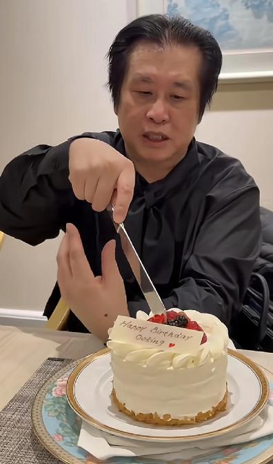 郑智化机场风波后露面过生日，场景有点凄凉，蛋糕特别小，跟前没几个人，微博清空后晒