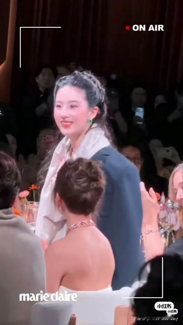 刘亦菲秀场耳环已经被买走了刘亦菲秀场耳环已经被买走，想象戴上这副耳饰，收获夸赞：
