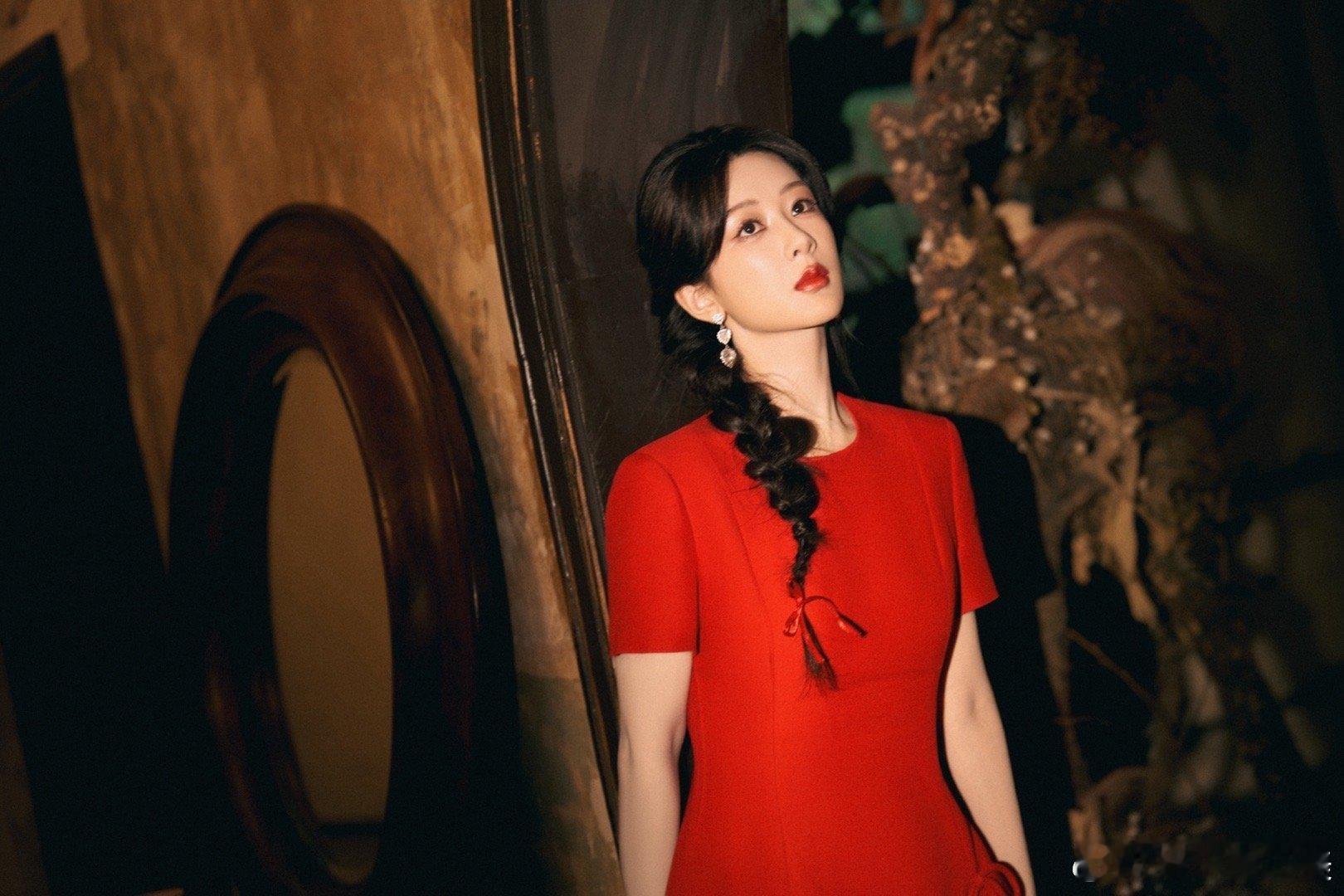 #杨紫红裙侧编麻花辫##杨紫复古红色大片#哇趣！杨紫红裙侧编麻花辫造型🈶～真好