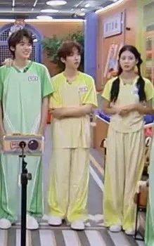 每次看到楼丝说人均180+的时候都很想笑 ​​​