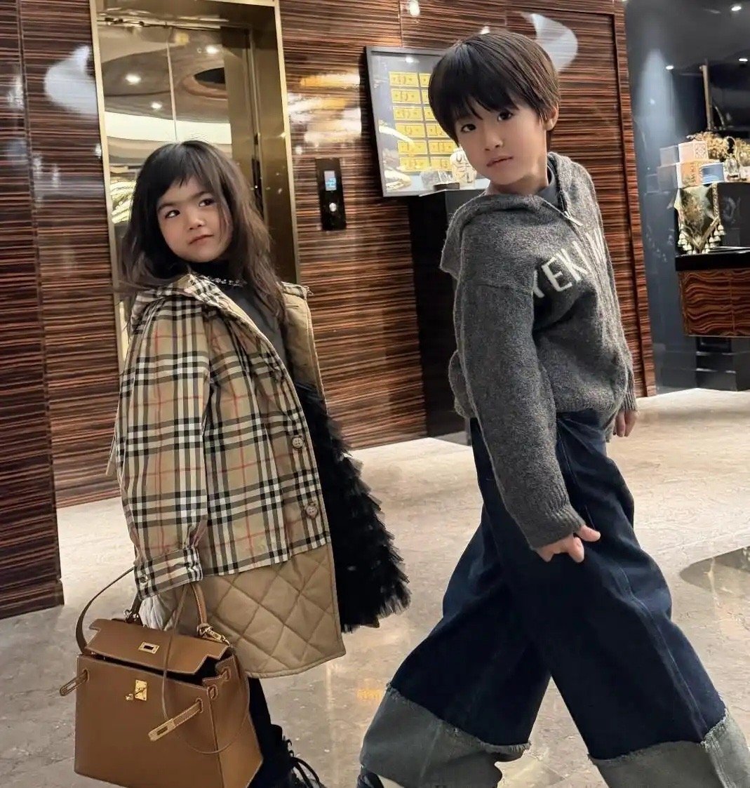 姜潮麦迪娜带娃逛泡泡玛特乐园，女儿1万4大衣提爱马仕，星二代的日常让人羡慕 