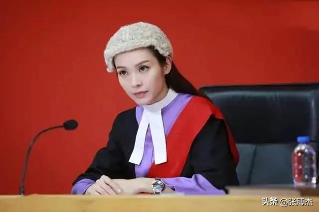 英国长达156年的殖民统治，给香港留下了深刻的印记。

其中，香港法官们头上那一