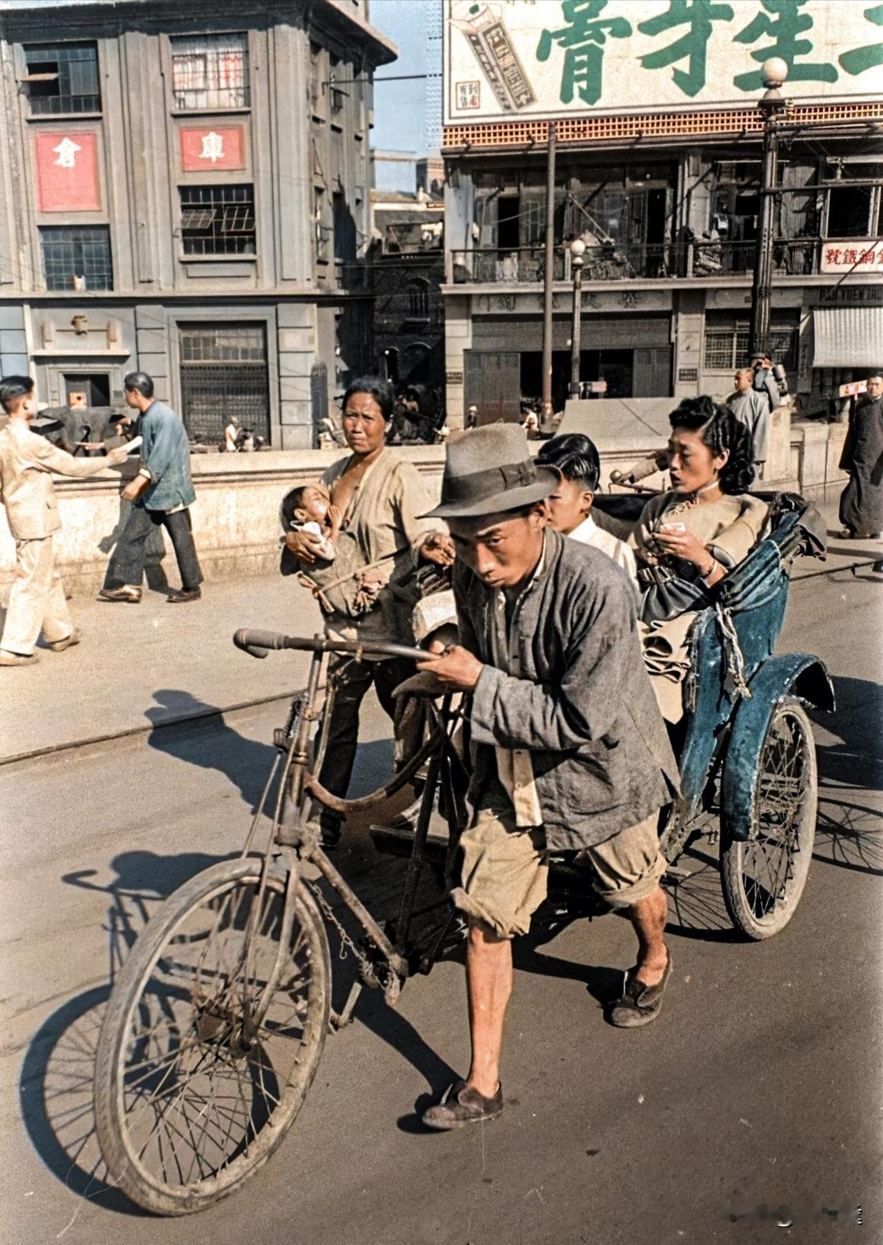 民末时期的上海，人力车夫是一个规模庞大且生活困顿的社会群体，在鼎盛阶段人数多达十