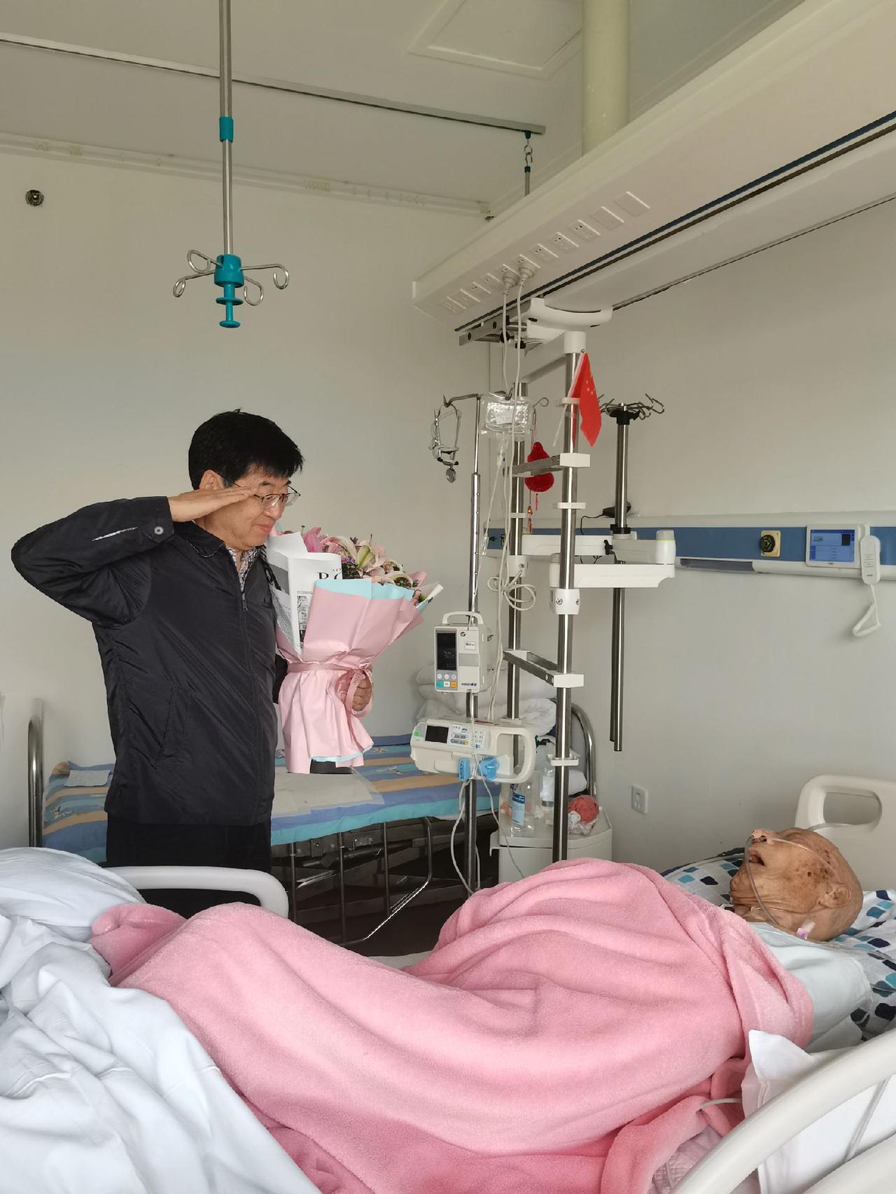 共和国75周年华诞
三个小兵（三兄妹）向打下新中国的老兵（老爸）敬礼
祖国昌盛！
