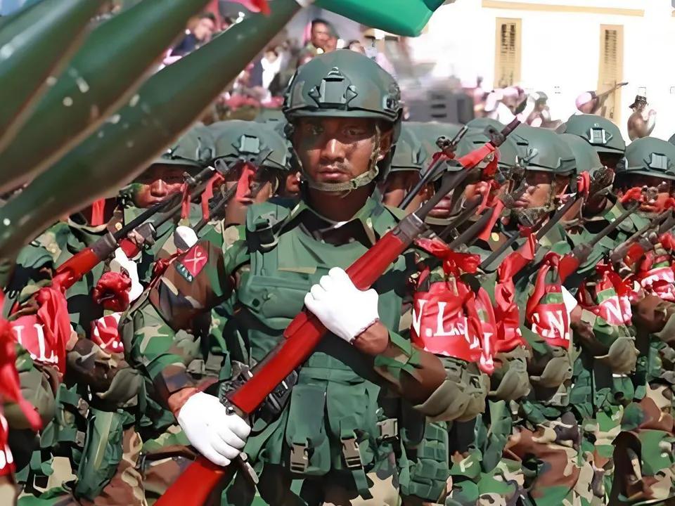 看了德昂民族解放军建军63周年阅兵视频，参加受阅部队大约是1000人左右，还展出