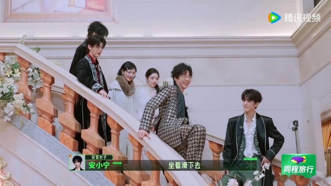 刘宇宁要用屁股下楼开始推理吧 刘宇宁腿长的好处这下全暴露了，屁股一坐直接滑下楼。
