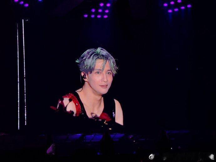 #大屏上的薛之谦#他的歌声通过大屏，深深地打动了每一个人。 ​​​