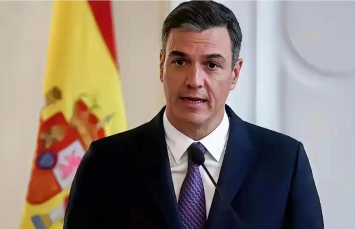 昨晚聚会上，一位在智库的老同学吃饭，他私下告诉我，欧洲那片儿，骨头还没全软。
