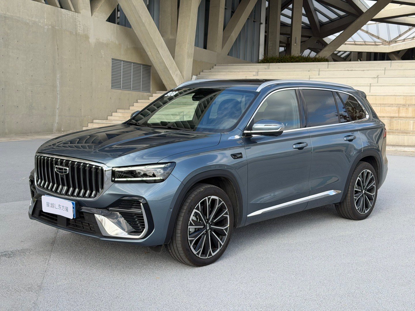 今天的工作，体验星越L全新东方曜，燃油车都用上双联屏，这你受得了嘛