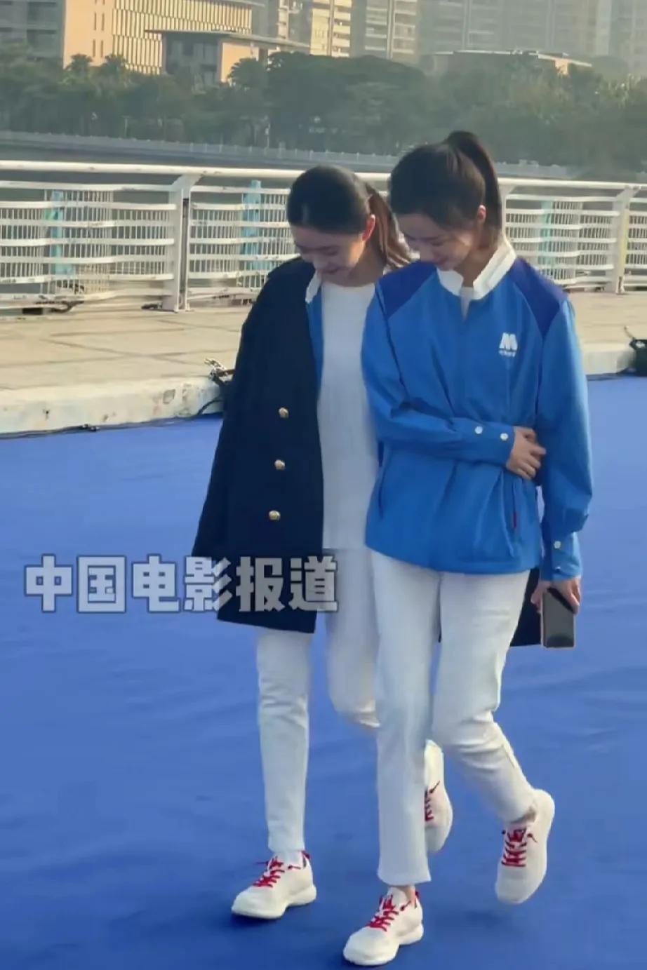 陈都灵全方位碾压刘存浩[赞]
陈都灵清纯又有气质[捂脸]还很漂亮
陈都灵长得好干