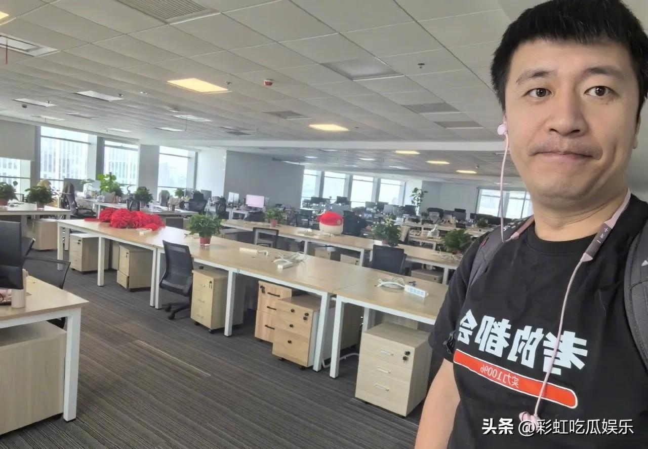 张雪峰生前是个好男人，他骑小电驴上下班，给女儿穿百元平价衣服，自己也是穿着简单的