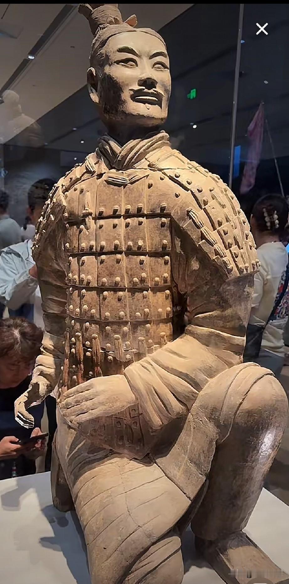 秦始皇兵马俑，蕴含的信息量太大了，画面上这个士兵，是一个弩兵，看看他穿的鞋，鞋底