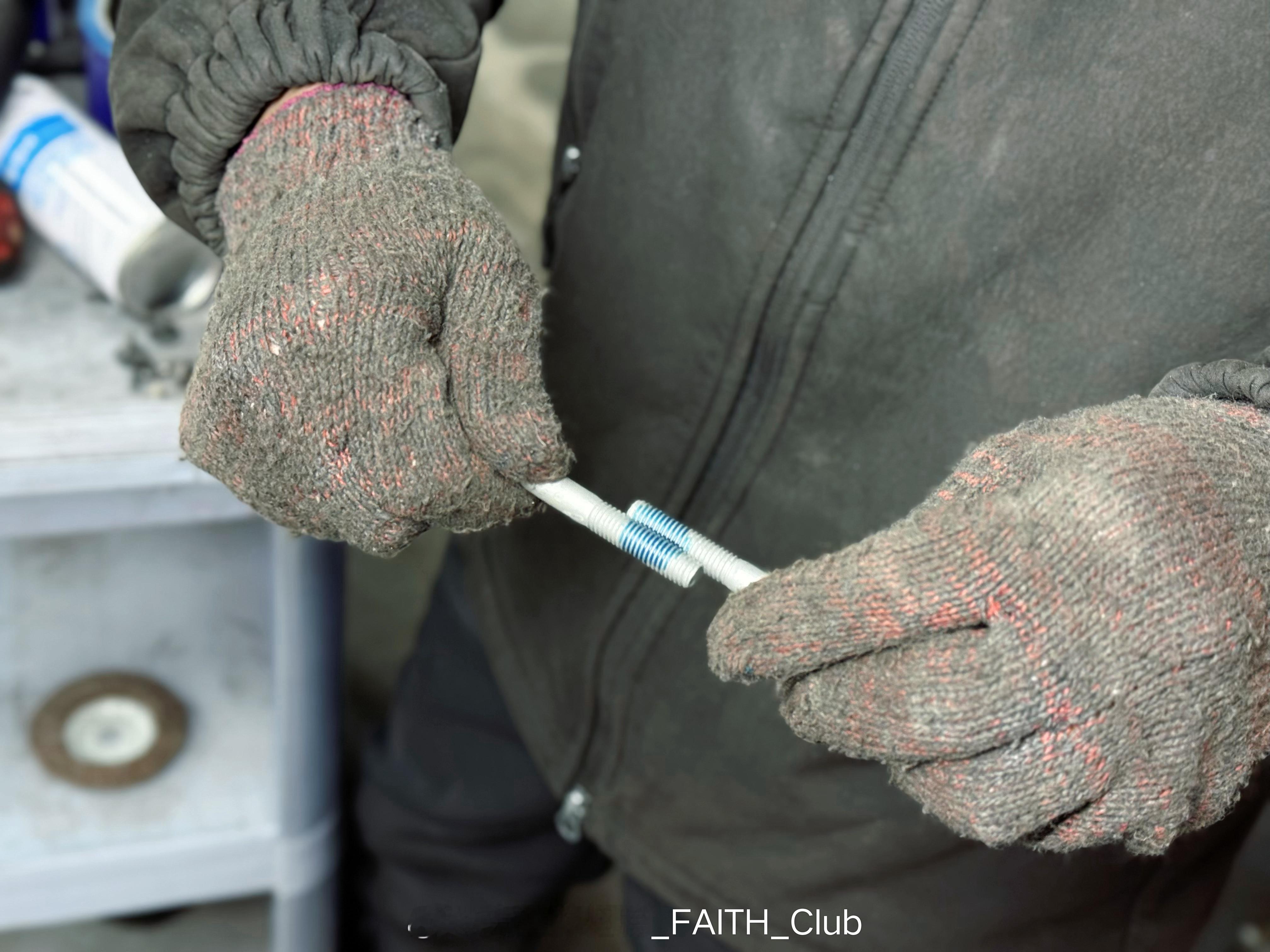 奥迪Q8底盘升级:EVAIS第三代性能阻尼杆，氮气液压减少车身扭曲形变，改善细碎