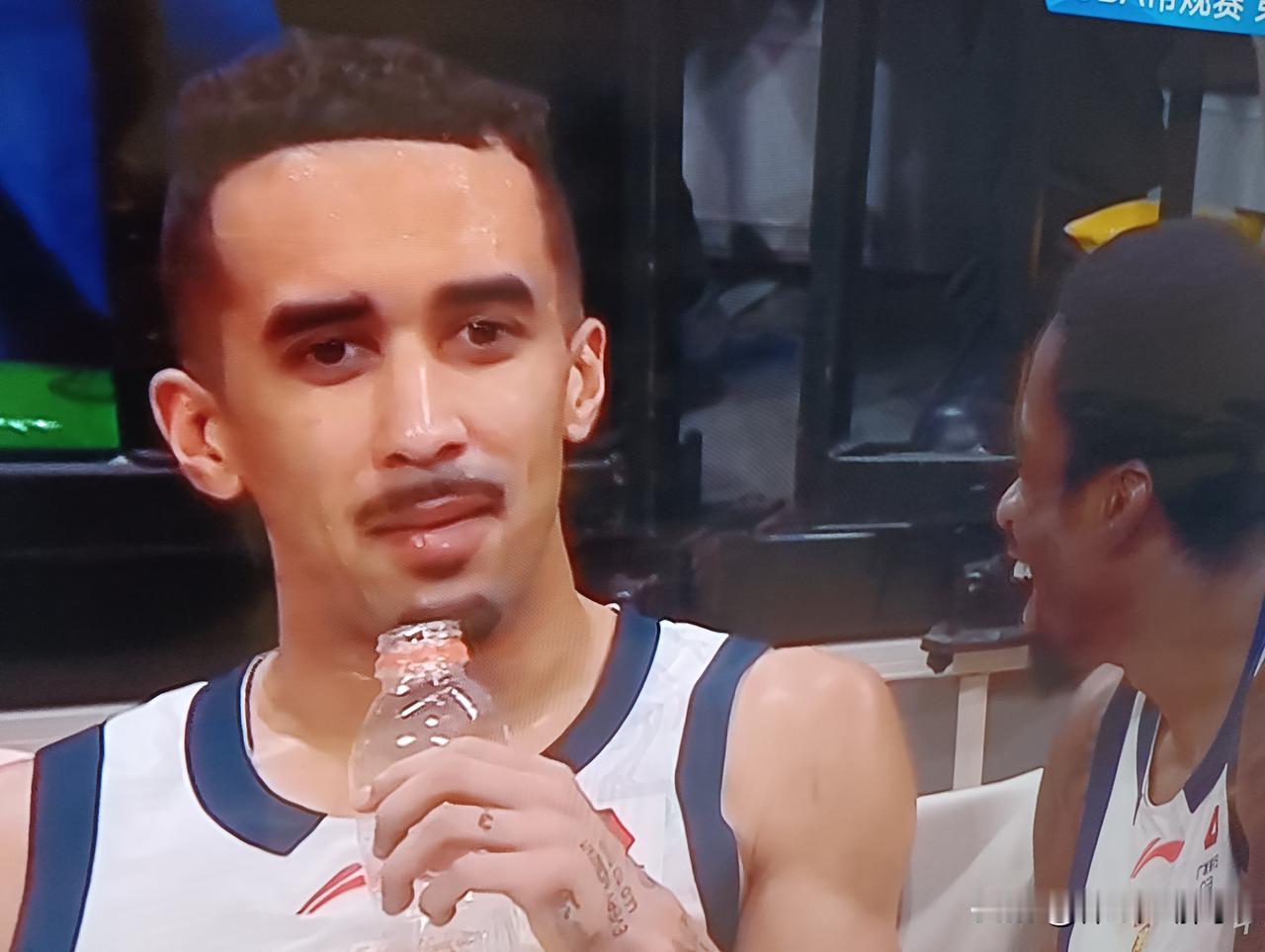 广东男篮昨晚大胜辽宁队，广东男篮正式走人依靠外援的时代。昨晚辽宁队第三节全部年轻