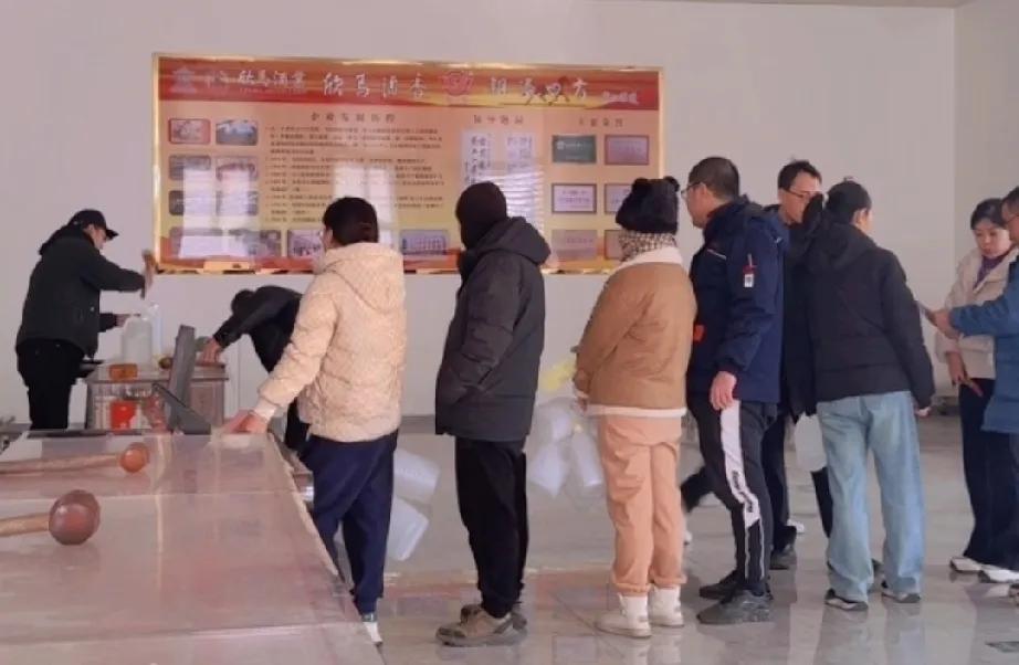 正宗的东营孤岛军马场酒，现在换了名字叫欣马酒了！


去孤岛的时候，可以去打点散