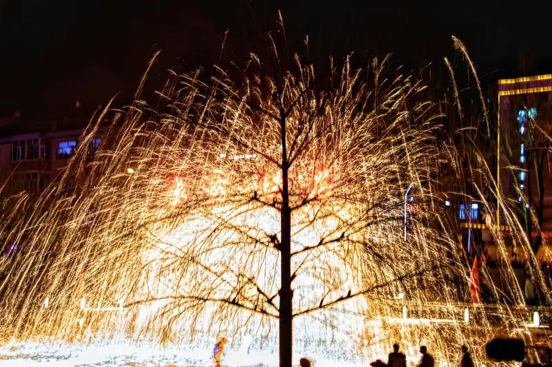 山东省诸城市元宵节
火树银花耀碧天，龙城鼓乐庆团圆。
长街灯影层层亮，闹市笙歌处