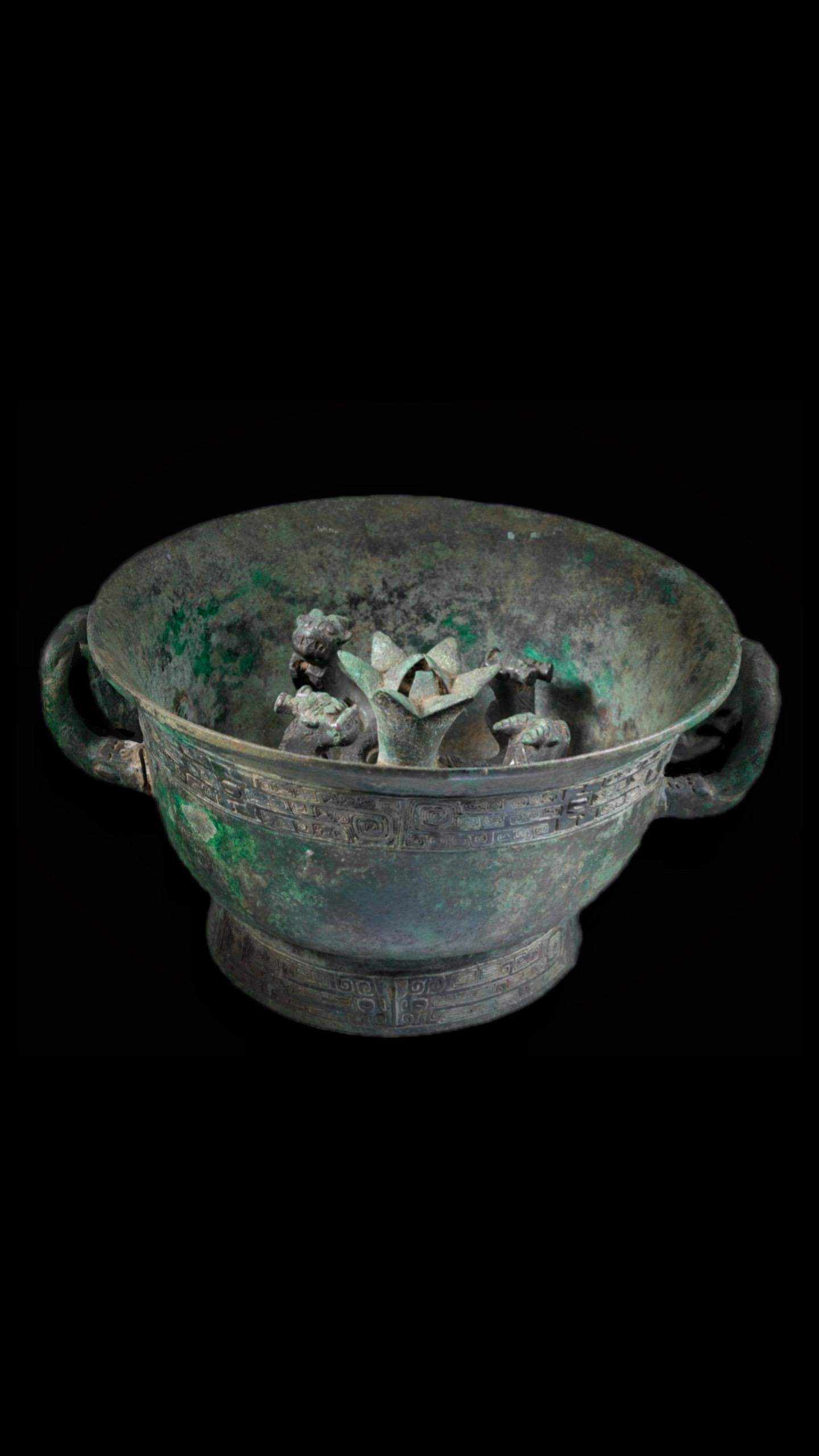 商代· 中柱旋龙盂。以假以享，我受命溥将 自天降康，丰年穰穰 来假来飨...