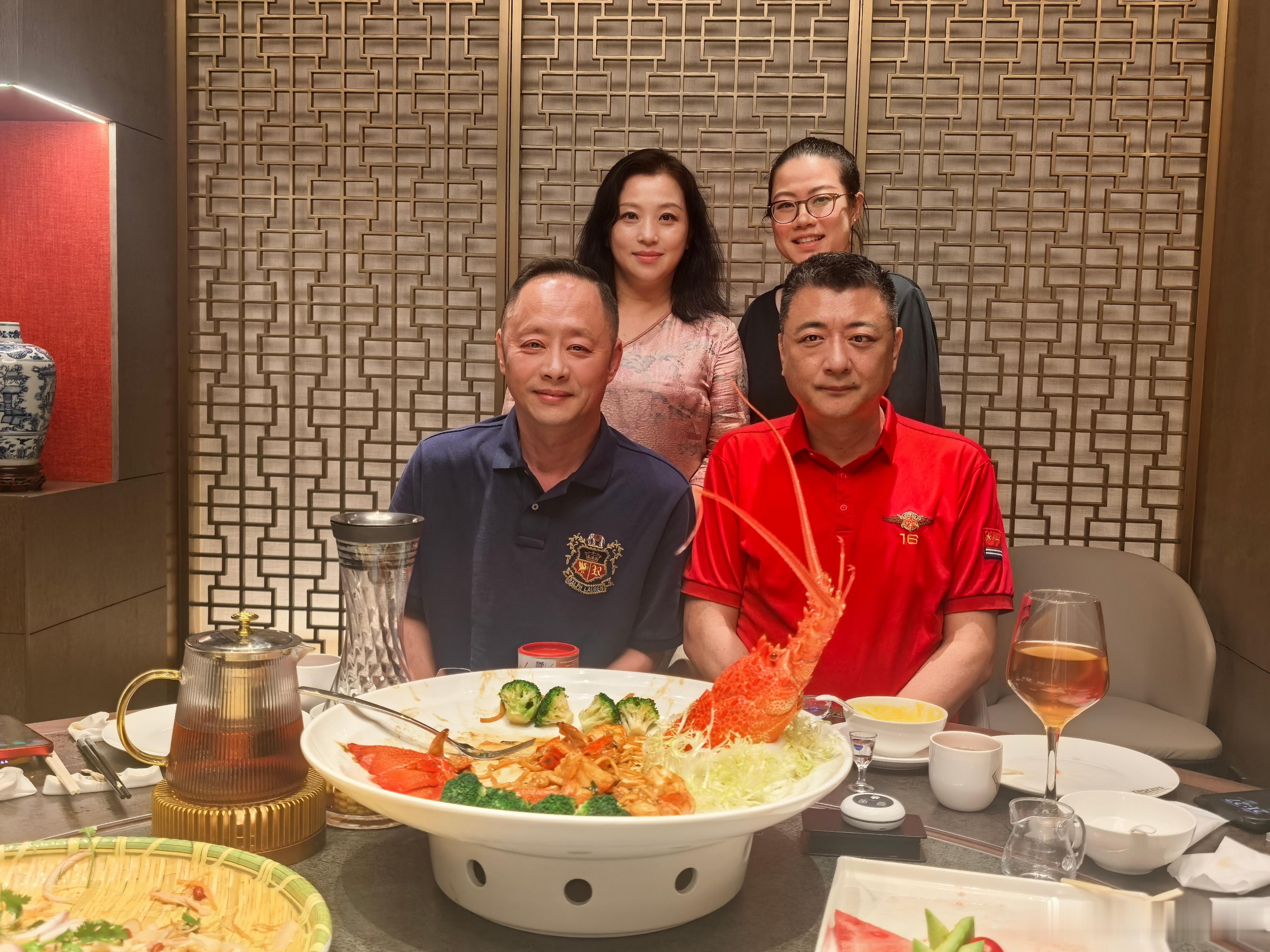 幼儿园同班，初中同班的郦总，当年是我们学校的小白脸😂，友谊长存🙏友谊