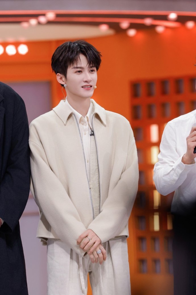 檀健次参加微博之夜，咱就说我们大哥官宣加盟微博之夜，期待住正式和你的见面啦~  