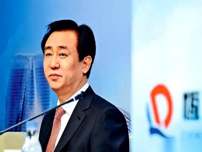 关于许家印的案子，有个细节，比2.44万亿的负债数字更扎人。
他站在被告席上，当