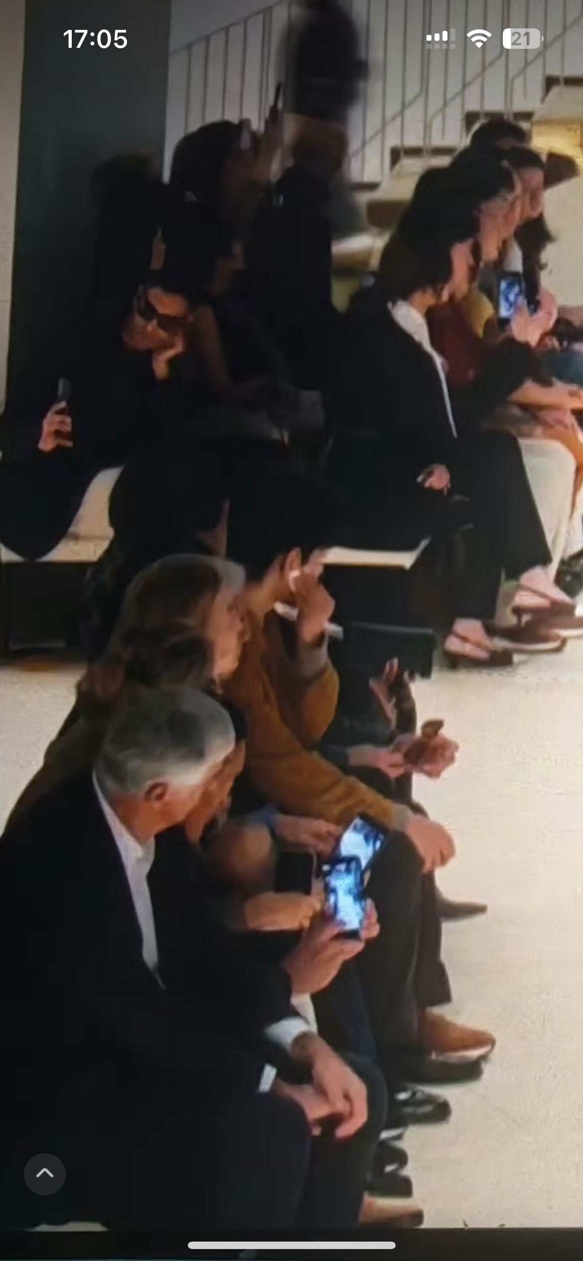 肖战幸好换低领了 肖战出发前幸好换低领了不然高领得热成啥样呀肖战看秀一直擦汗