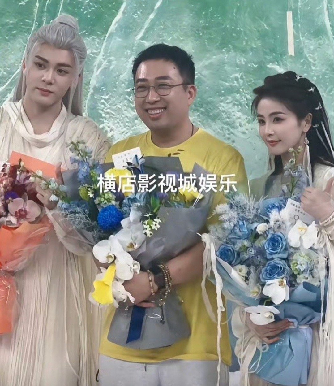 白鹿新剧杀青照🈶粉丝低调应援于正也是笑得合不拢嘴了[送花花][送花花] ​​​