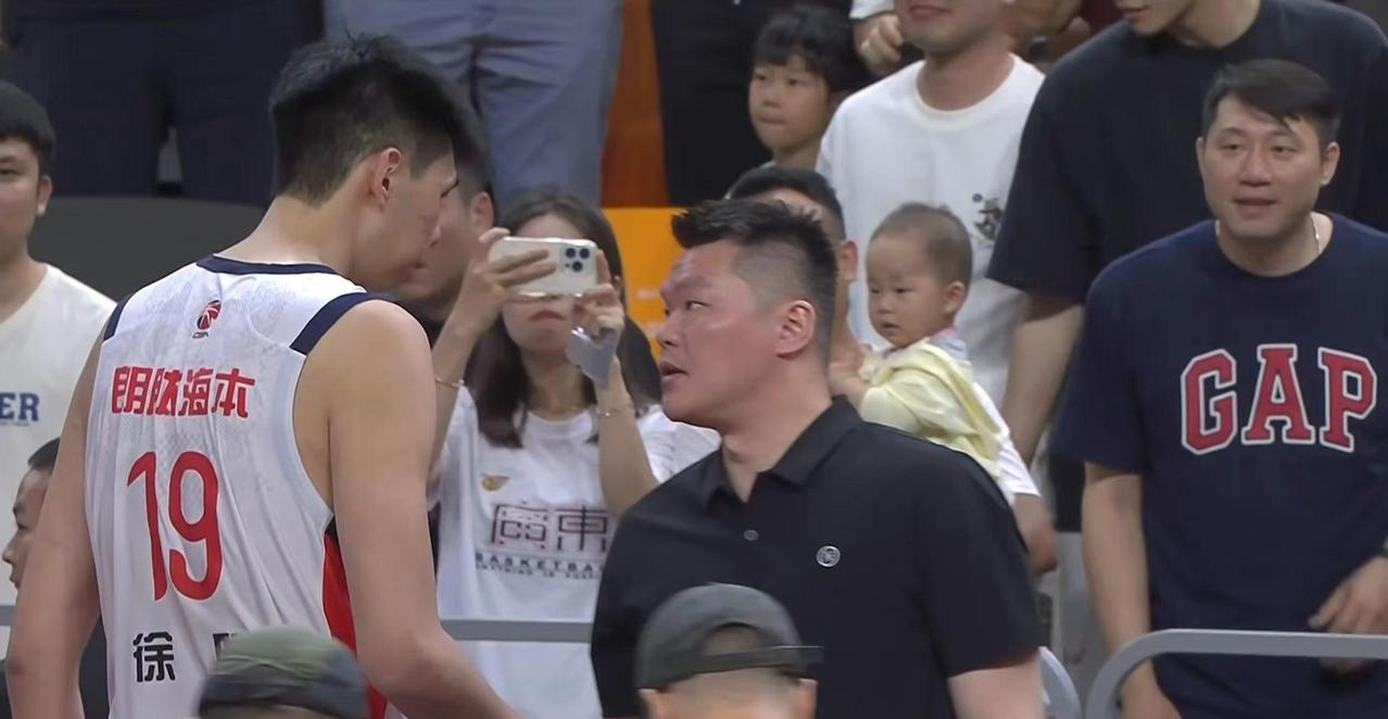 不过比赛结束后，有个画面挺有意思，徐昕主动走到广东队替补席这边，和朱芳雨聊了几句