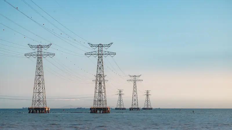 我国海缆输电技术领先意义重大。近期，我国攻克“直流高压下空间电荷积聚”难题，建成