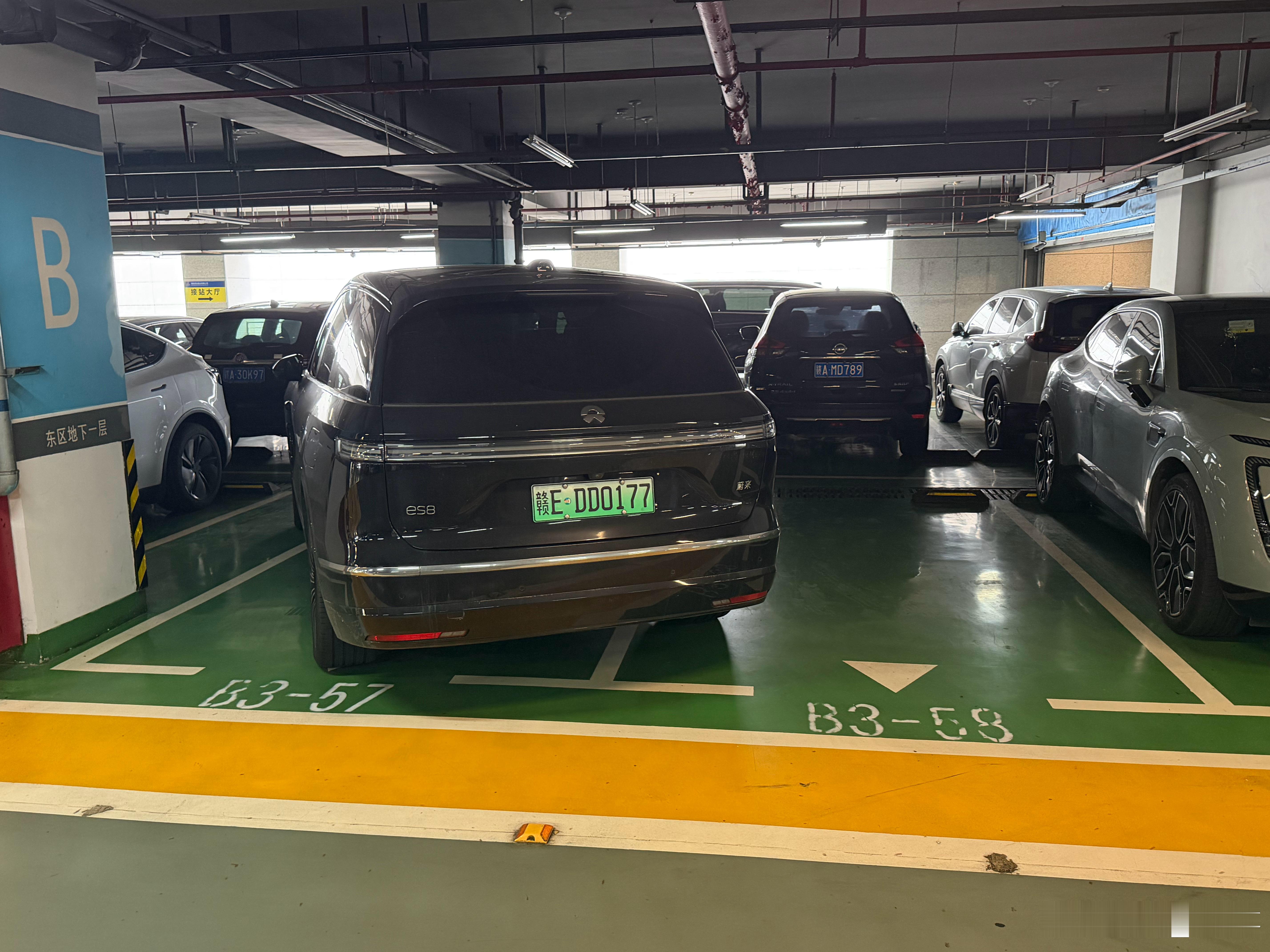 当你一大早转几圈找不到车位看到这样的停法….既然他懒得停好车，我也就懒得给车牌打