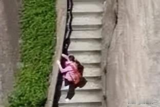 昨晚，我被女儿的一句话感动得一塌糊涂。
当时，女儿问我：“妈妈，你一个人带着我们