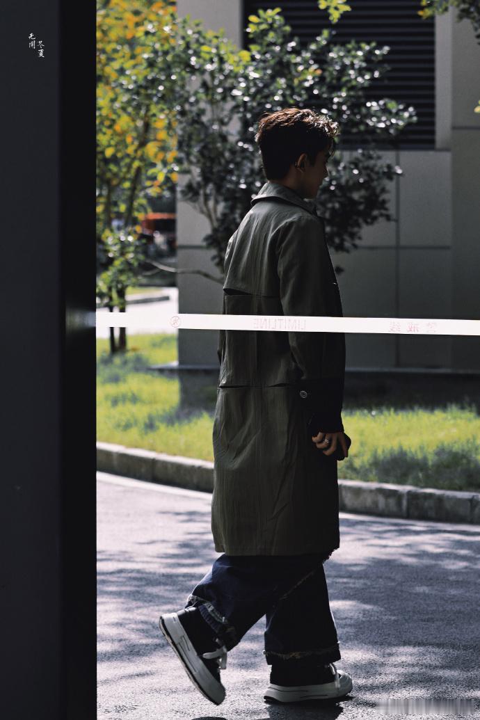 #夏之光风衣上班路透##夏之光风衣造型男友感# 夏之光的《国医少年志》风衣造型，