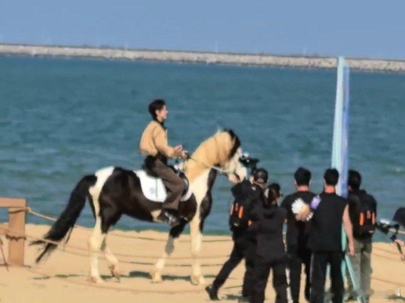 何炅海边骑马也算休息了一下 好六海南团建的治愈时刻来了！何老师告别连轴转的工作节