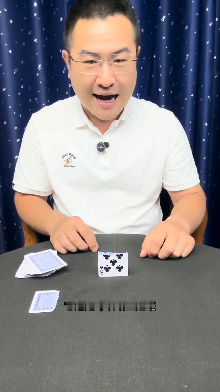 卡片平衡术揭秘：这样站起来。
终于破解了。
·把它放到这边，它还会站起来。或者把