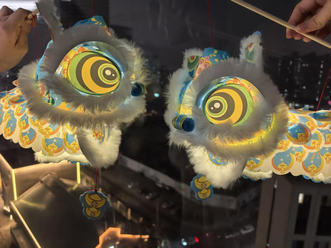 这是小宝贝们用彩纸做的花灯，是不是很漂亮？
小宝贝们对过年的兴趣非常有期待，她们