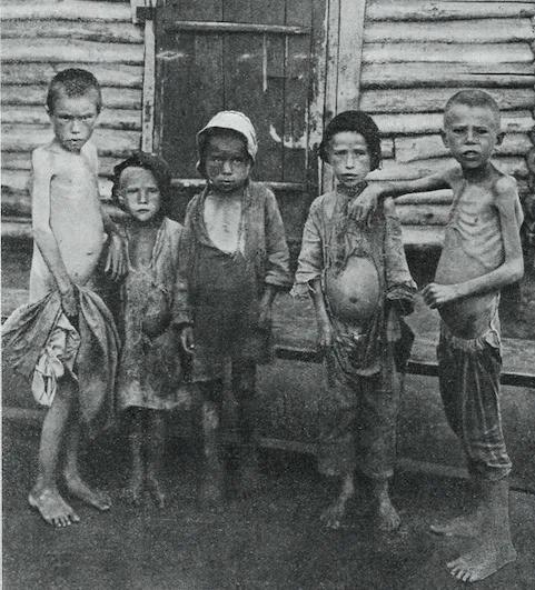 这是1932年，乌克兰大饥荒时期留下的一张老照片，照片中的几个孩子因为饥饿而面黄