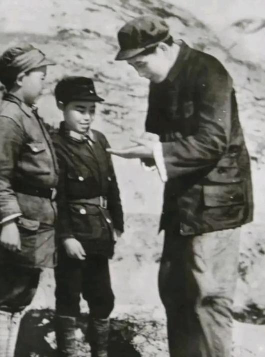 1939年，毛主席碰到两个小八路，孩子齐声喊“毛主席”。他微笑着纠正：我叫毛泽东