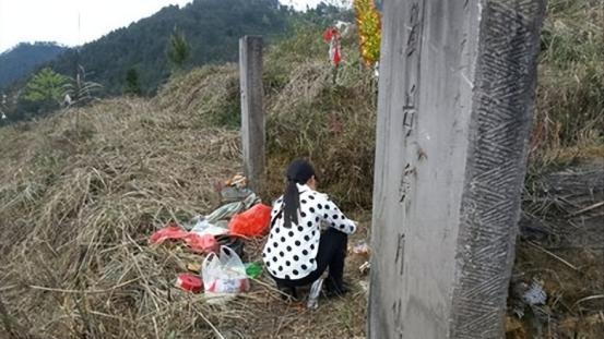 2006年，广西一女子给丈夫上坟的时候，竟然听到坟里传出丈夫的呼喊声，女子壮着胆