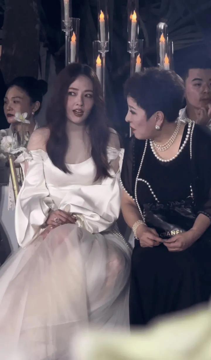 都说郭碧婷是嫁给了向太，这话一点不假，看向太的眼神里都是满满的爱。感觉郭碧婷和向