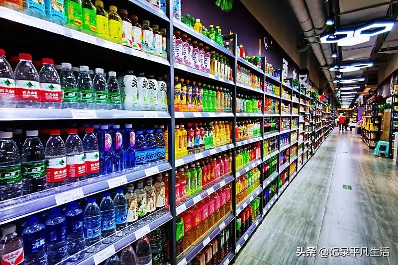 突然听见她喊我：“哎！你看这‘丑橘’，长得跟你小时候似的！”
我凑过去一看，哪是