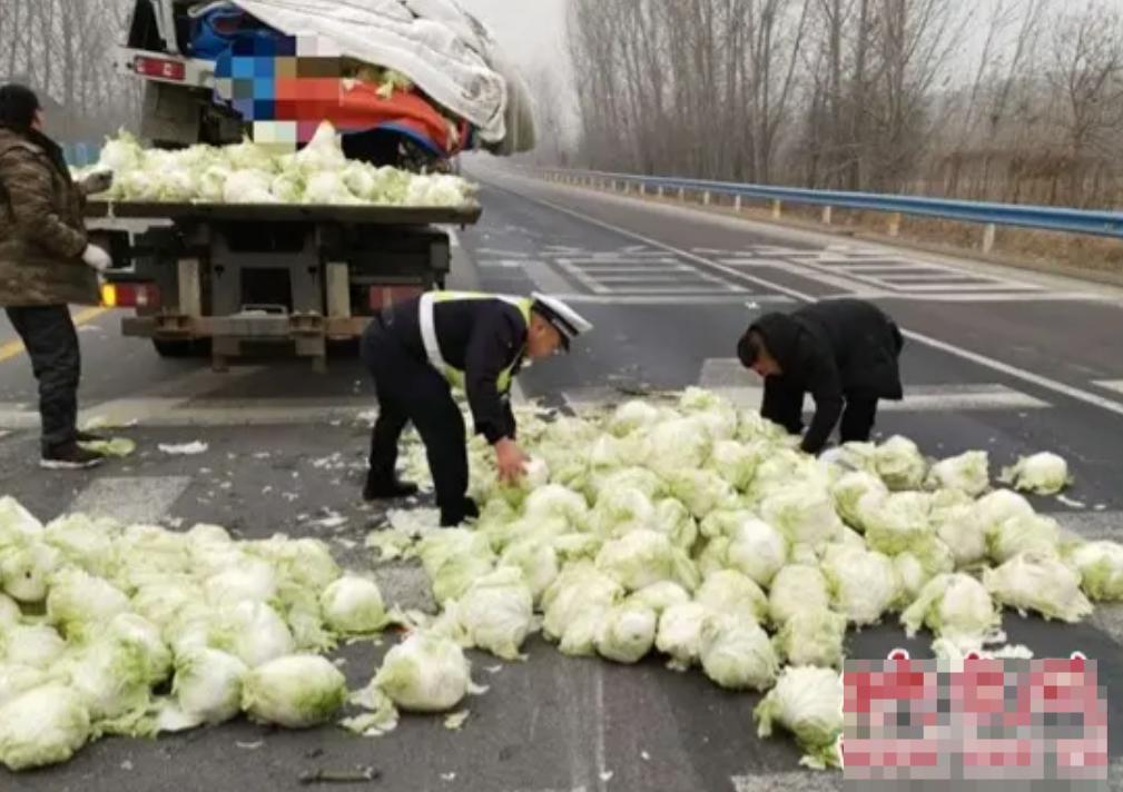 一车白菜被举报“喷了甲醛”，检测合格后，市场却没有马上恢复销售。
这件事最值得看