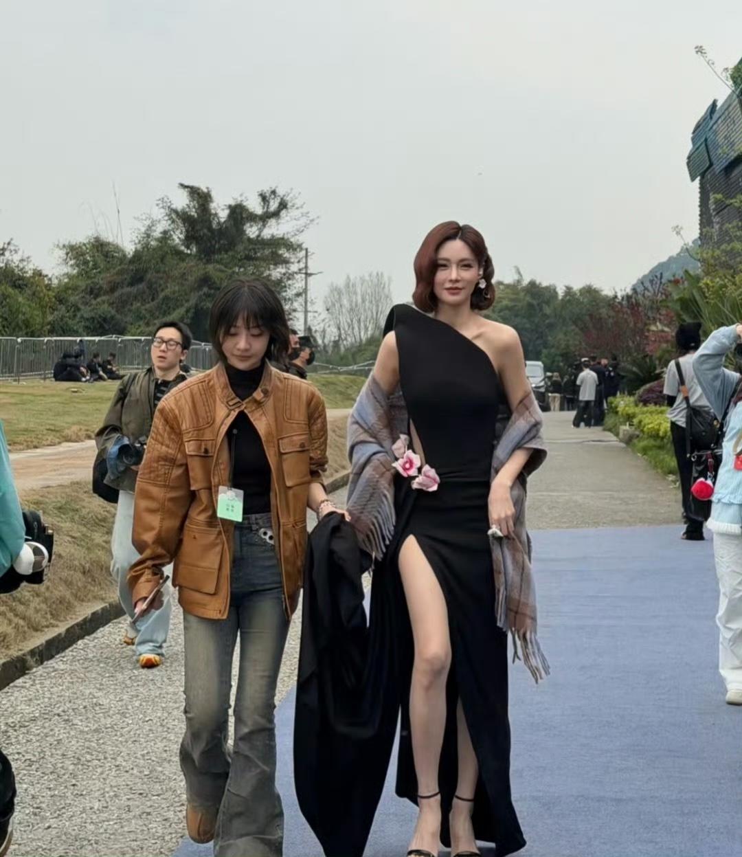 沈梦辰这身黑裙简直是“长腿封印解除术”！高开叉设计一路飙到大腿，每走一步都在上演