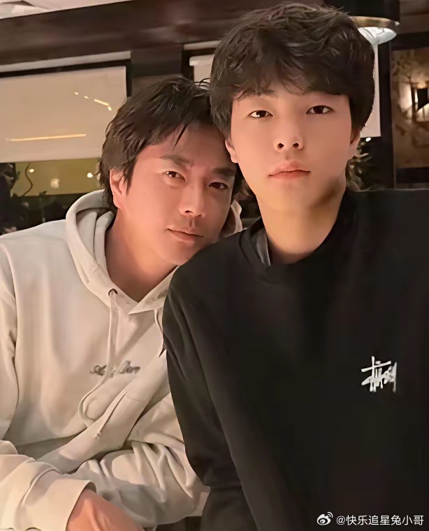 权相佑的儿子在个人社交账号上晒出了他与父亲权相佑的合照，公开了他的照片，17岁的