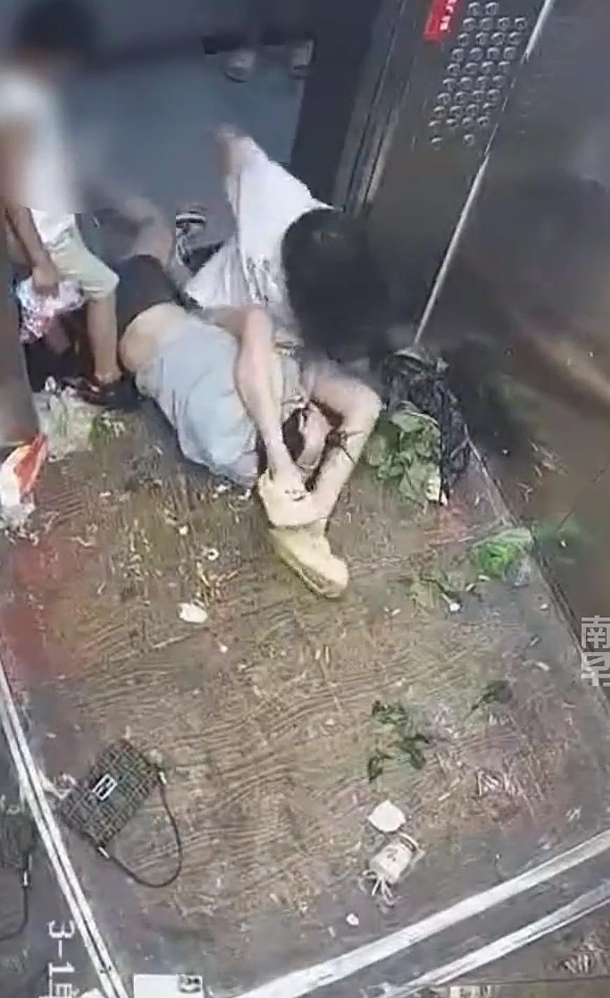 当仙桃打人姐被骑在身子底下的时候，她迅速的崩溃了，崩溃的速度令人惊讶，她完全放弃