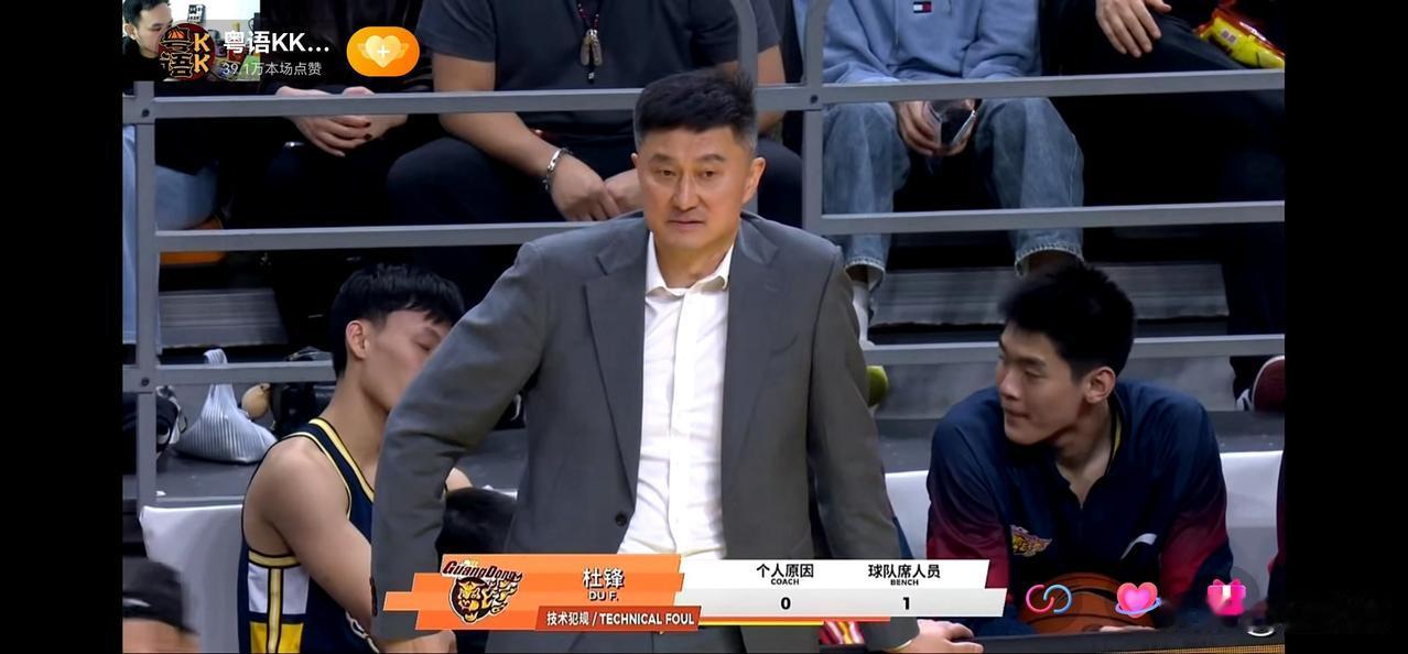 徐杰踝关节受伤，表情痛苦不堪，心疼！
第三节结束，广东84:70领先山西14分，