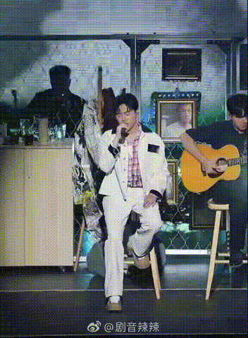 苏有朋红蜻蜓演唱会 苏有朋在演唱会现场用全新的演绎方式演唱《红蜻蜓》，既温暖又燃