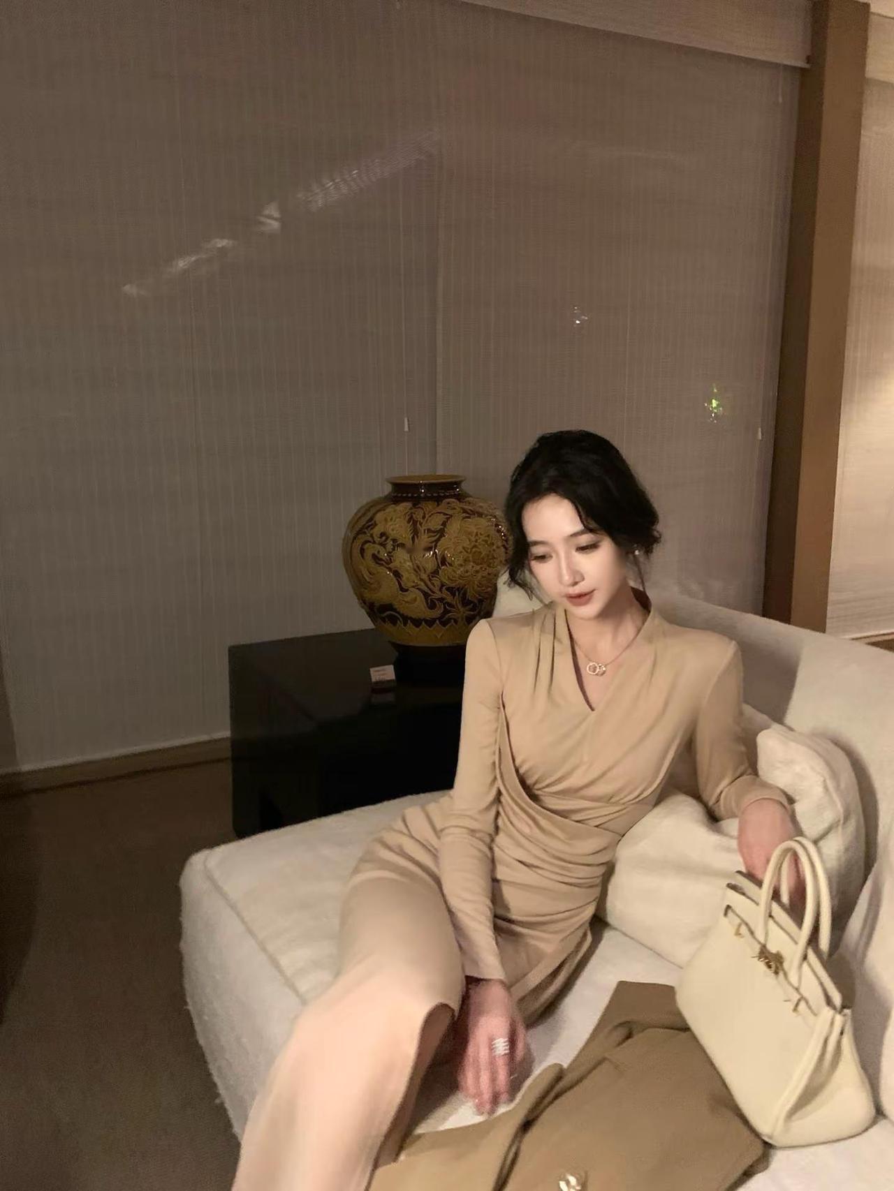 总是要耗尽眼泪痛心的上了一课。知性轻熟风 高级感裸色裙 极简气质风 温柔姐姐穿搭