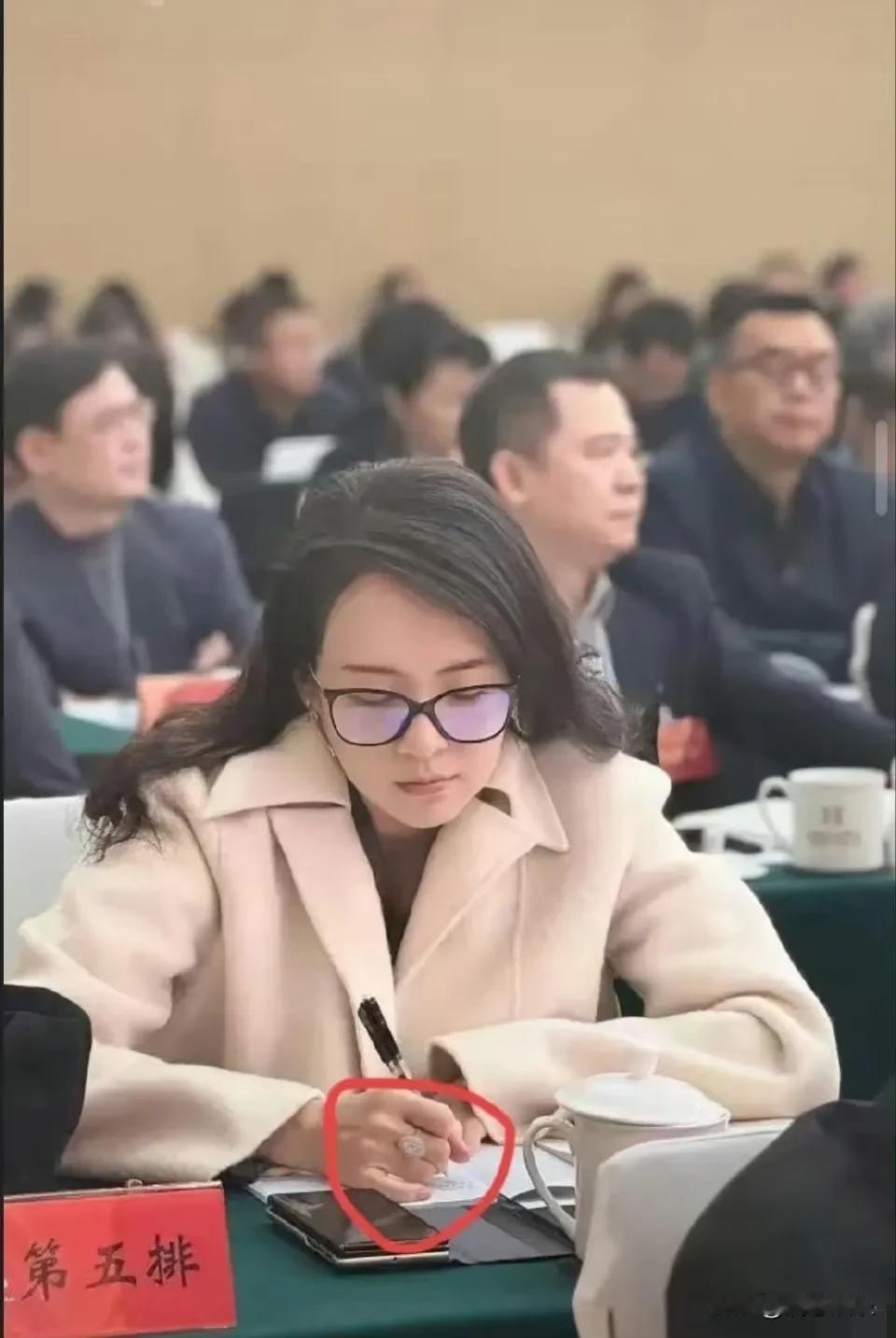 最近女明星开会的标配不是高定礼服，而是人均一副黑框眼镜！

章子怡在文联会议上戴